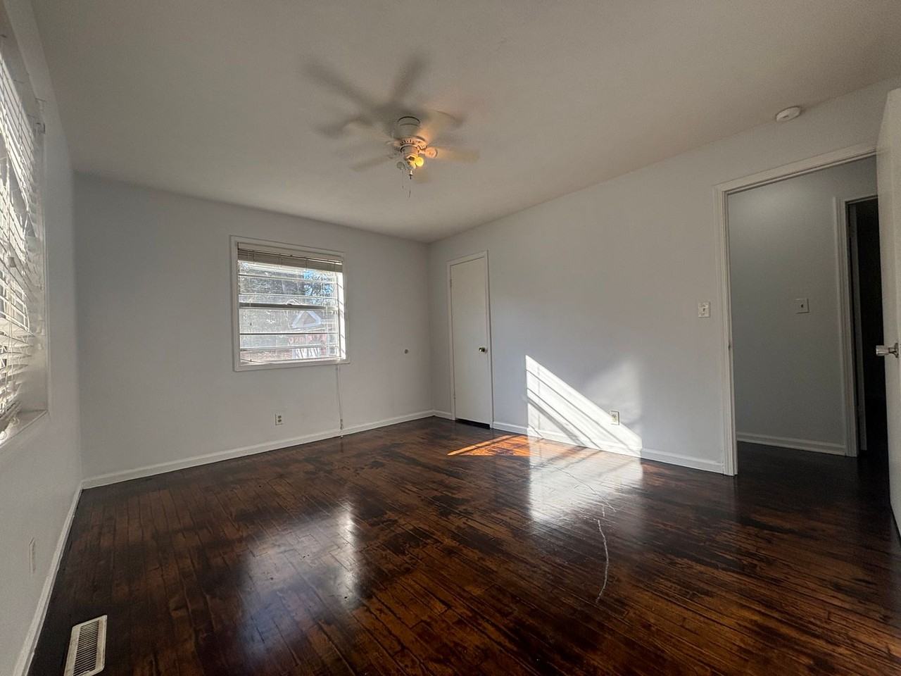 825 S Broadview Dr - Photo 7 of 17