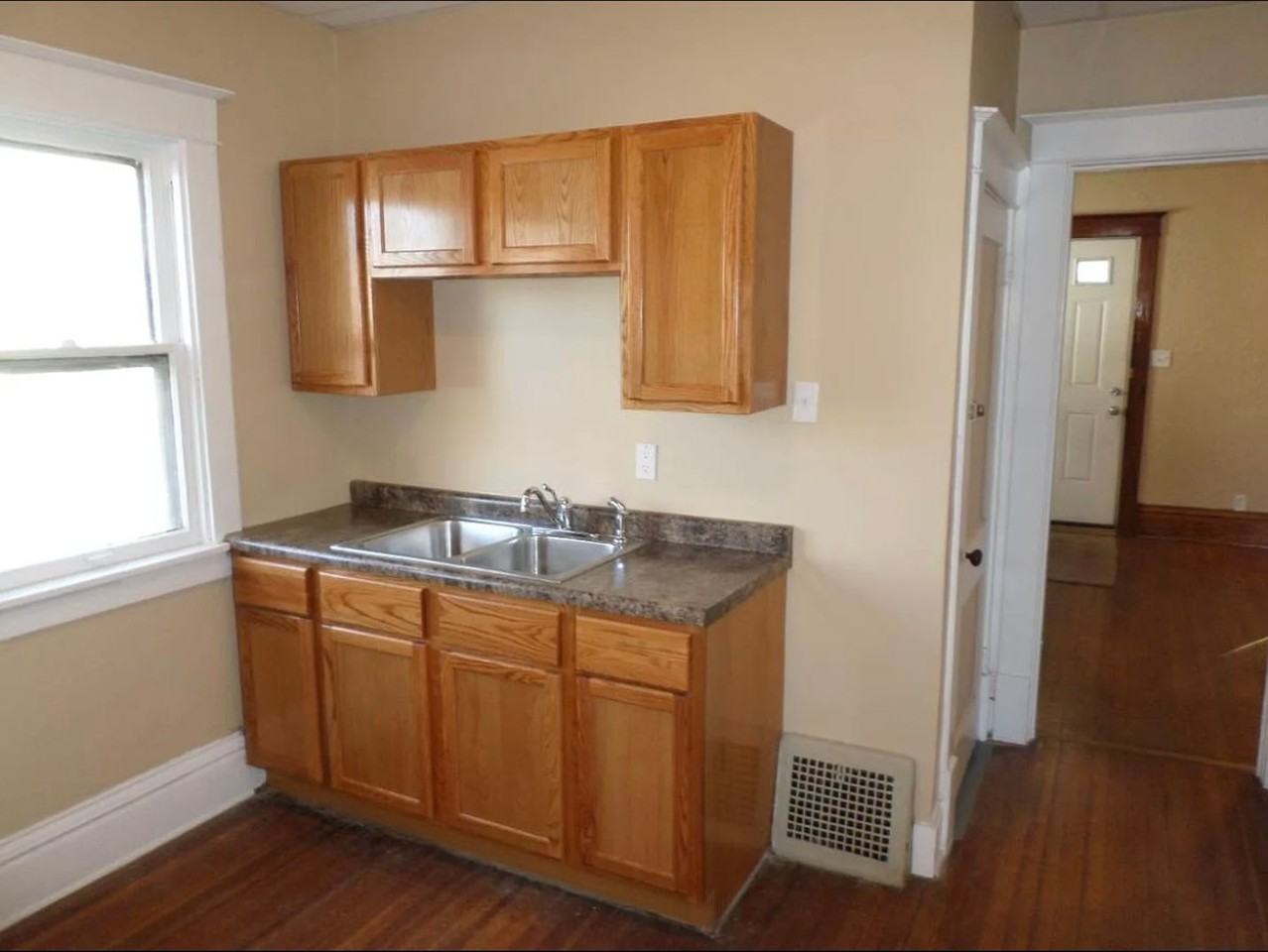 1512 7th Ave Se - Photo 2 of 7