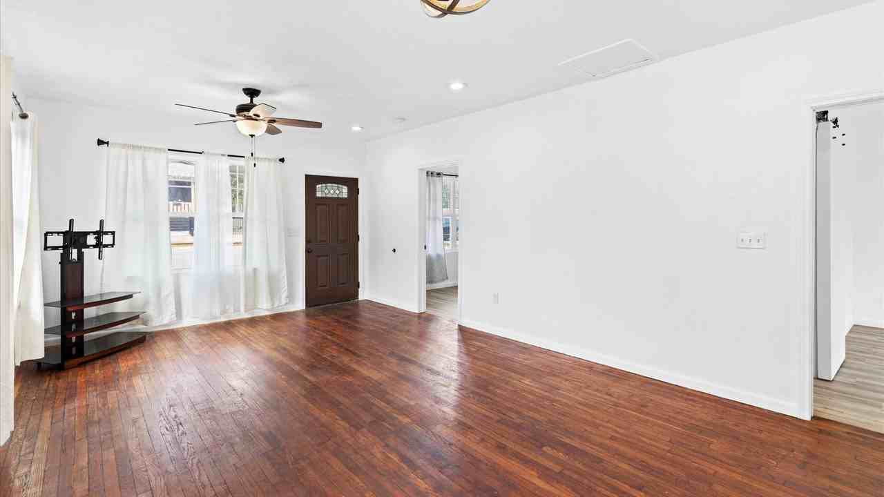 138 Paul St - Photo 3 of 15