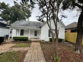 featured image of 1914 Ross Ave