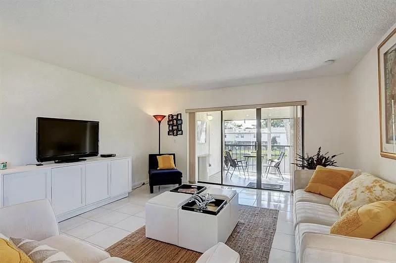 7911 Eastlake Dr #6H - Photo 5 of 39