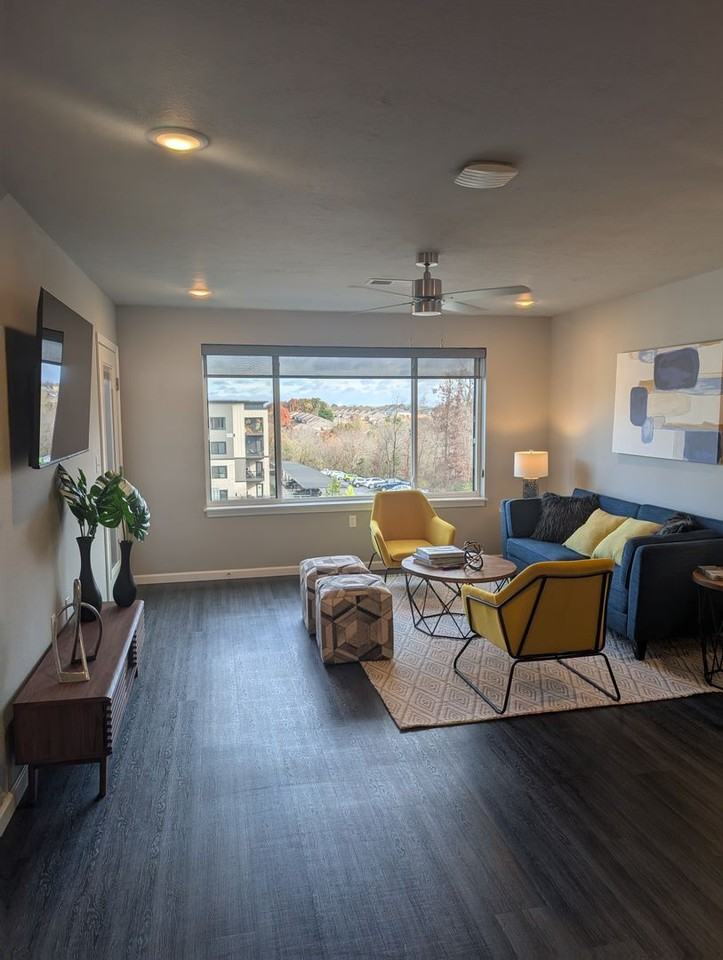 Silverleaf Apartments: Where Luxury Meets Comfort - Photo 3 of 27