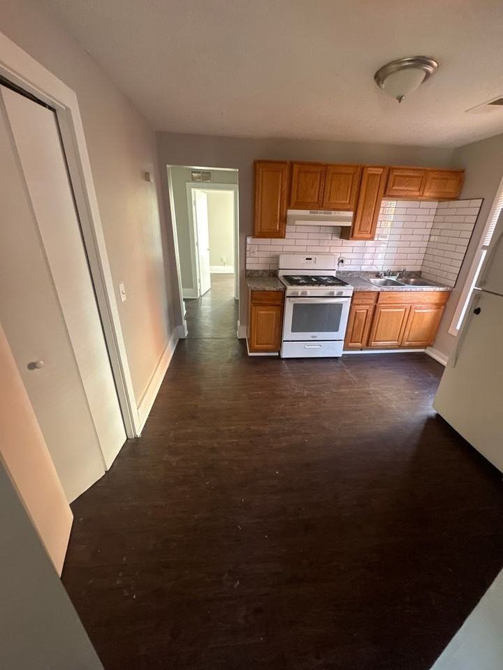 1622 Girard Ave N - Photo 3 of 13