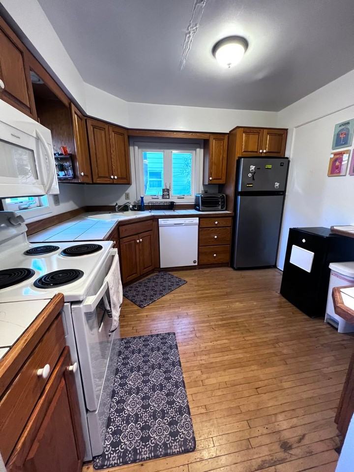 1747 Woodland Ave - Photo 5 of 25