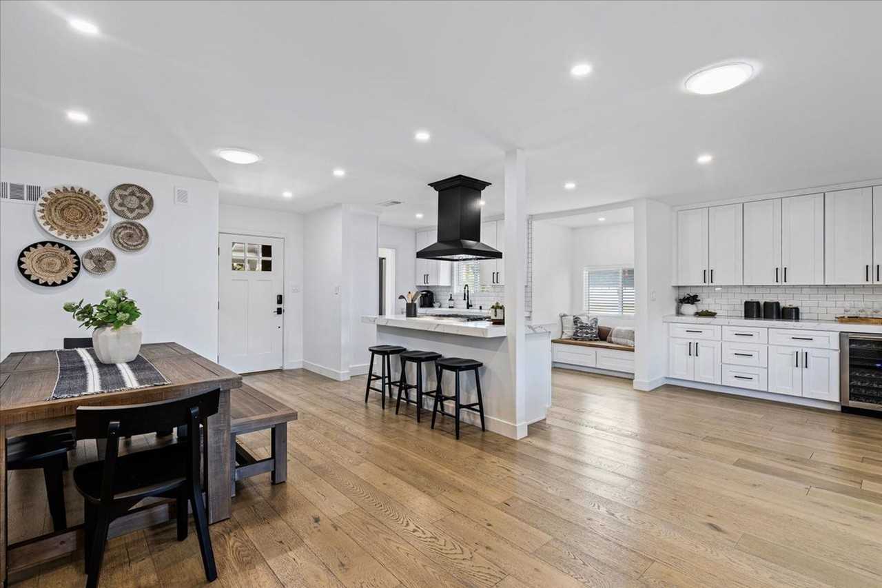 5586 Hamill Ave - Photo 3 of 18