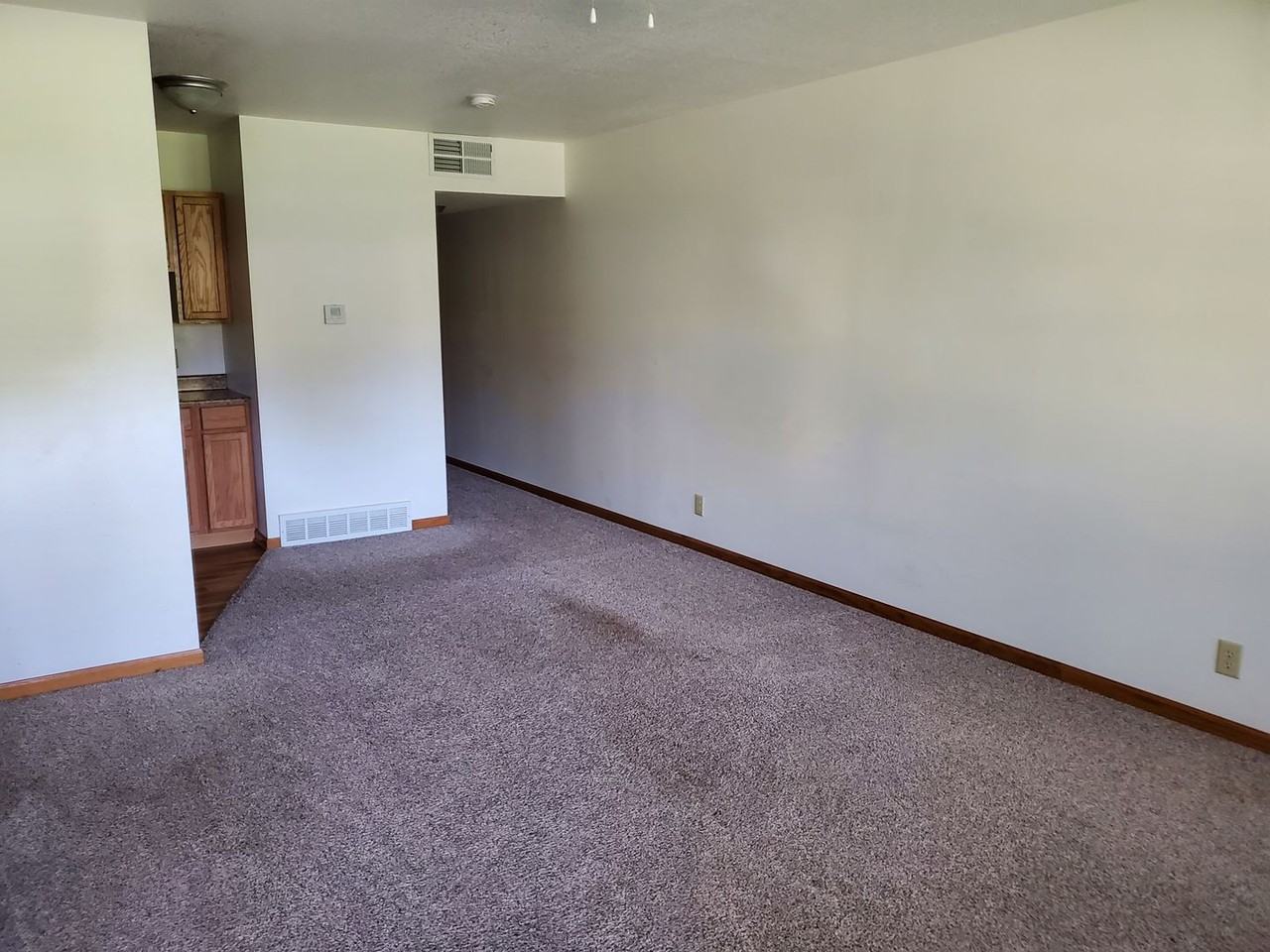 430 N 8th Ave E - Photo 2 of 7