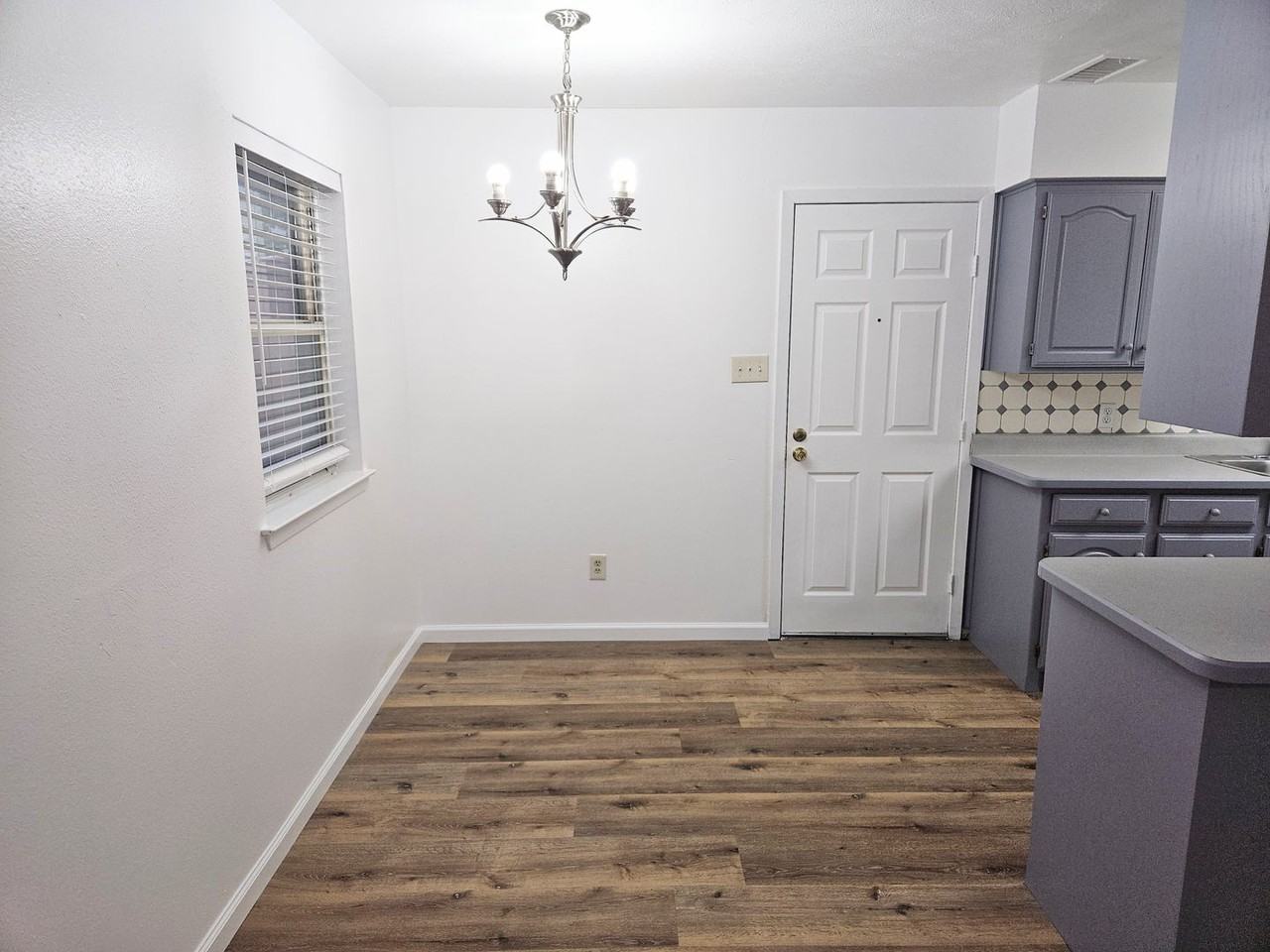 823 N Ector Dr - Photo 5 of 23
