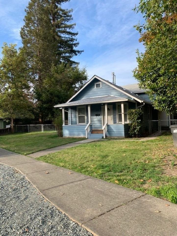 322 Sw K St - Photo 2 of 12
