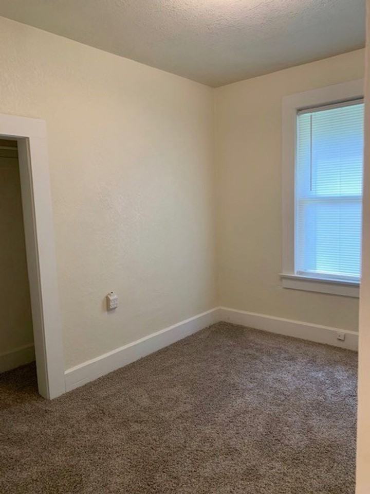322 Sw K St - Photo 5 of 12