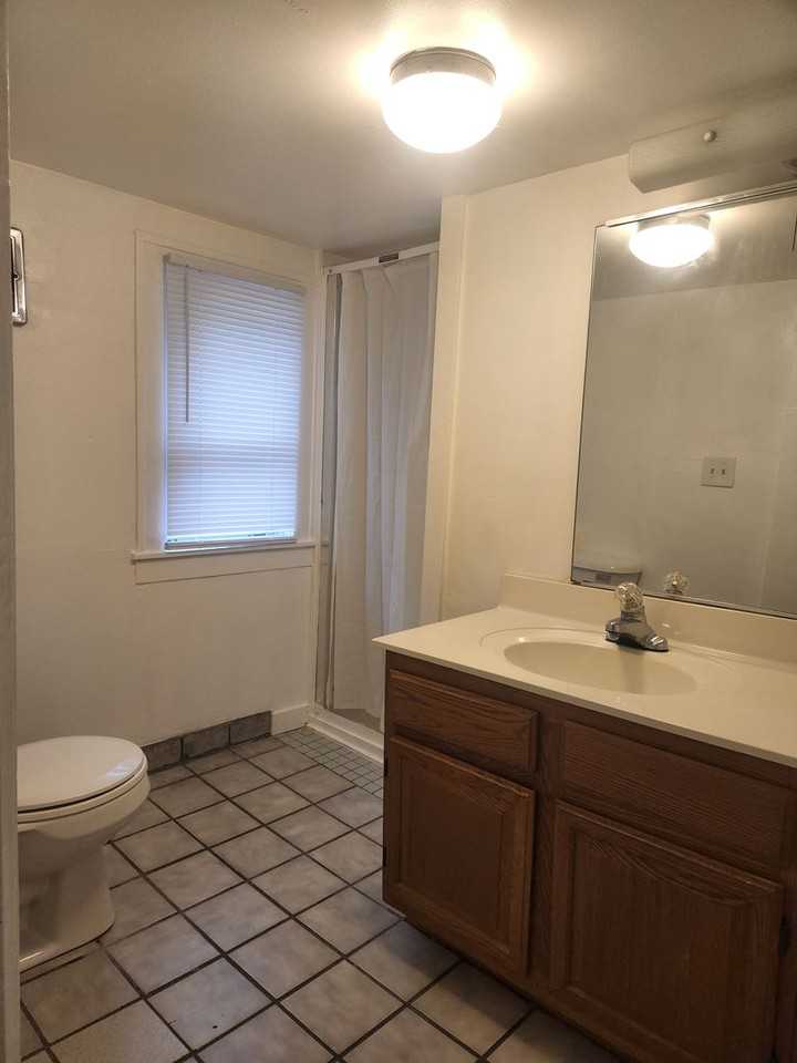 425 S Michigan Ave - Photo 2 of 9