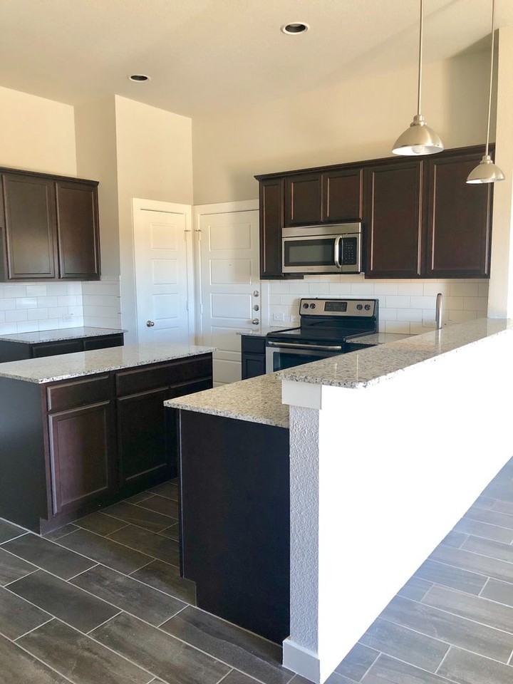 1048 W Sierra Vista Ct - Photo 2 of 10