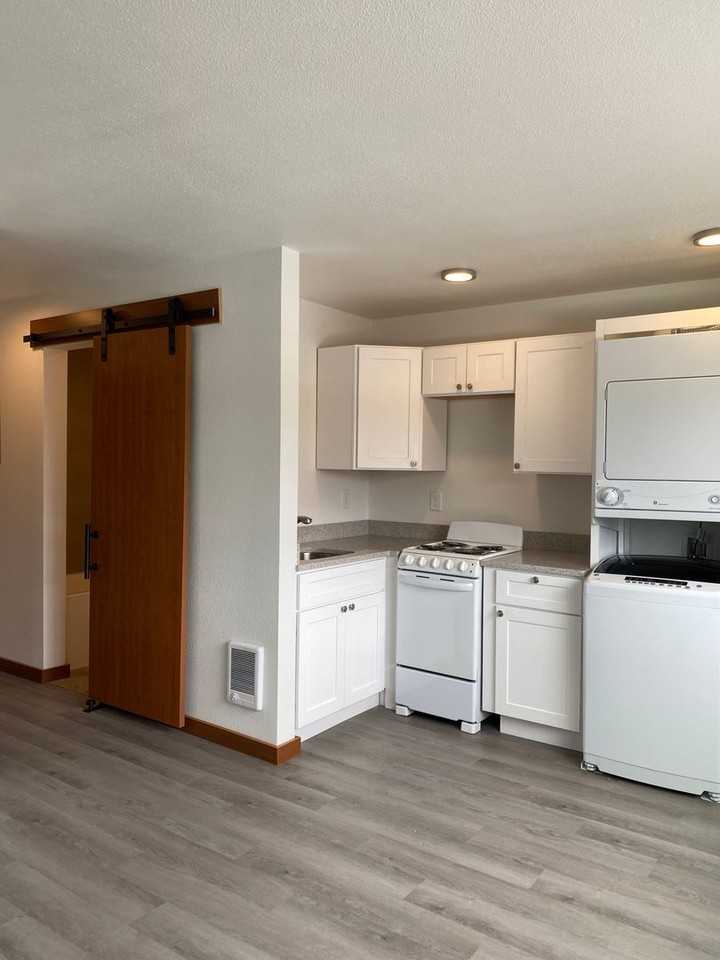 The Tower Bachelor - Photo 4 of 9