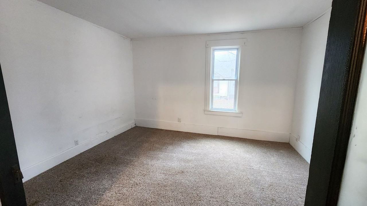 110 E Snow St - Photo 3 of 20