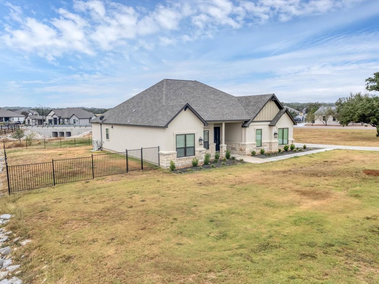 101 Treaty Oak Cv - Photo 3 of 39