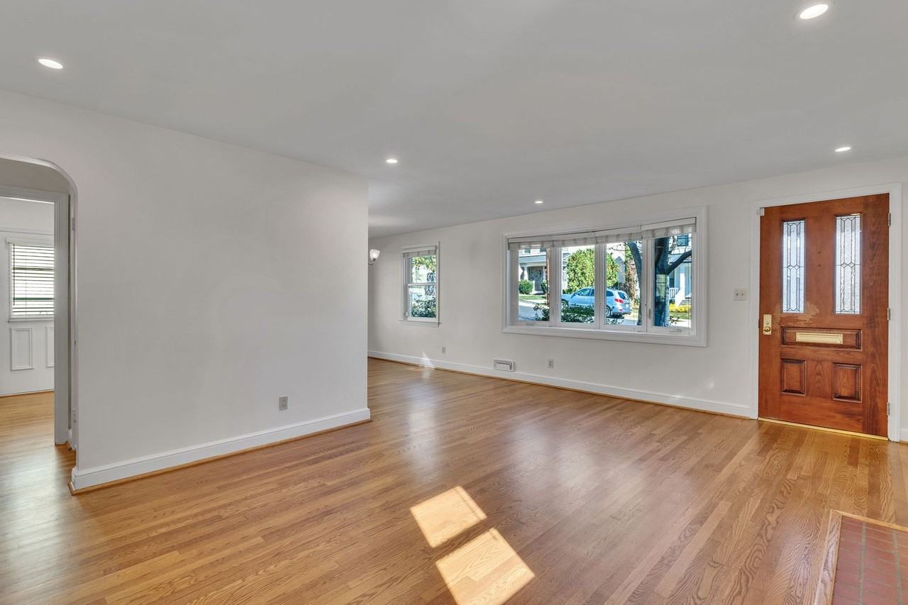 2446 North Jefferson Street - Photo 5 of 39