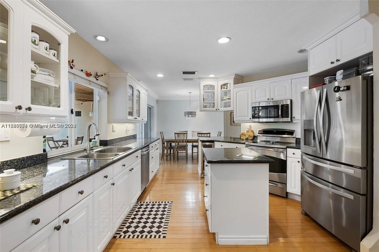 856 Appleby St - Photo 2 of 14