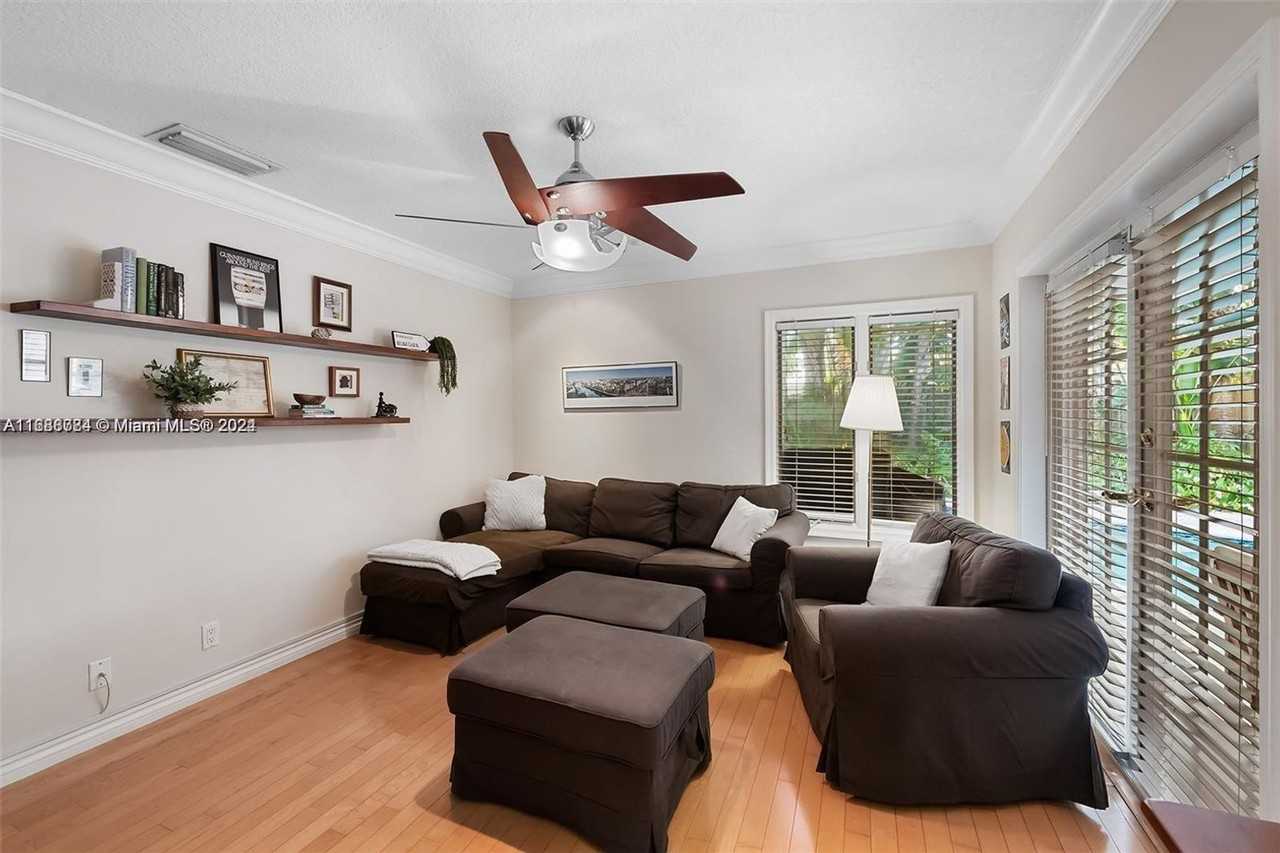 856 Appleby St - Photo 3 of 14