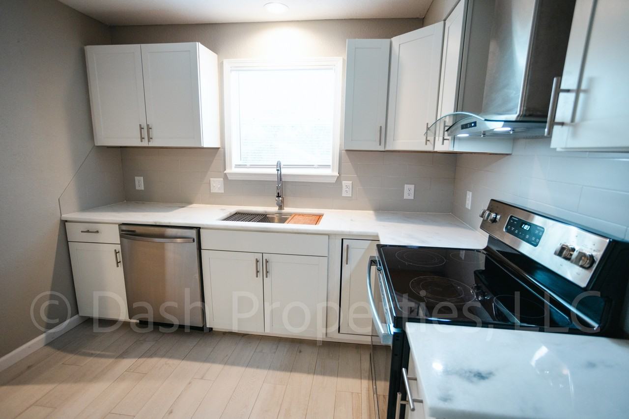 1720 W Reconciliation Way - Photo 2 of 18