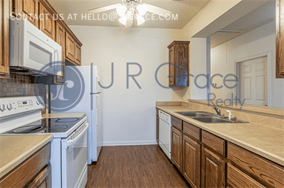 10013 Amber Cir - Photo 3 of 17