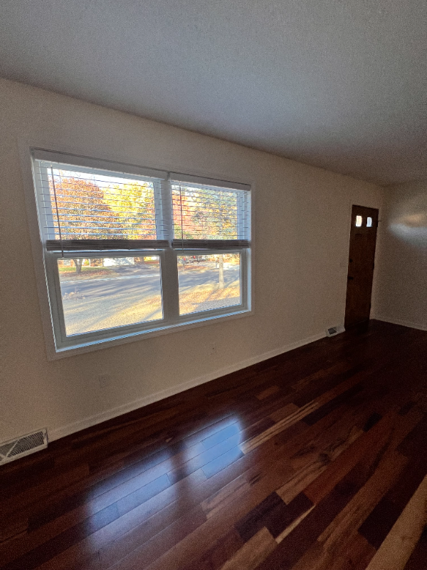 135 Willow Dr W - Photo 3 of 13