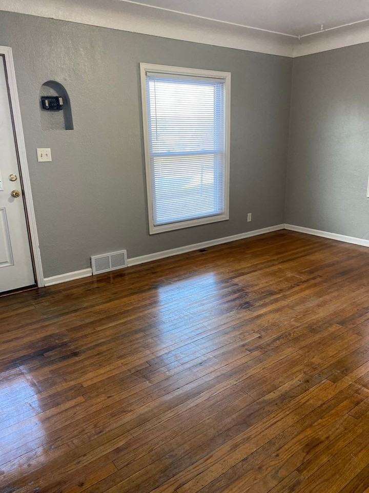 430 Lester St - Photo 2 of 9