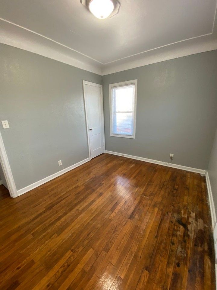 430 Lester St - Photo 3 of 9