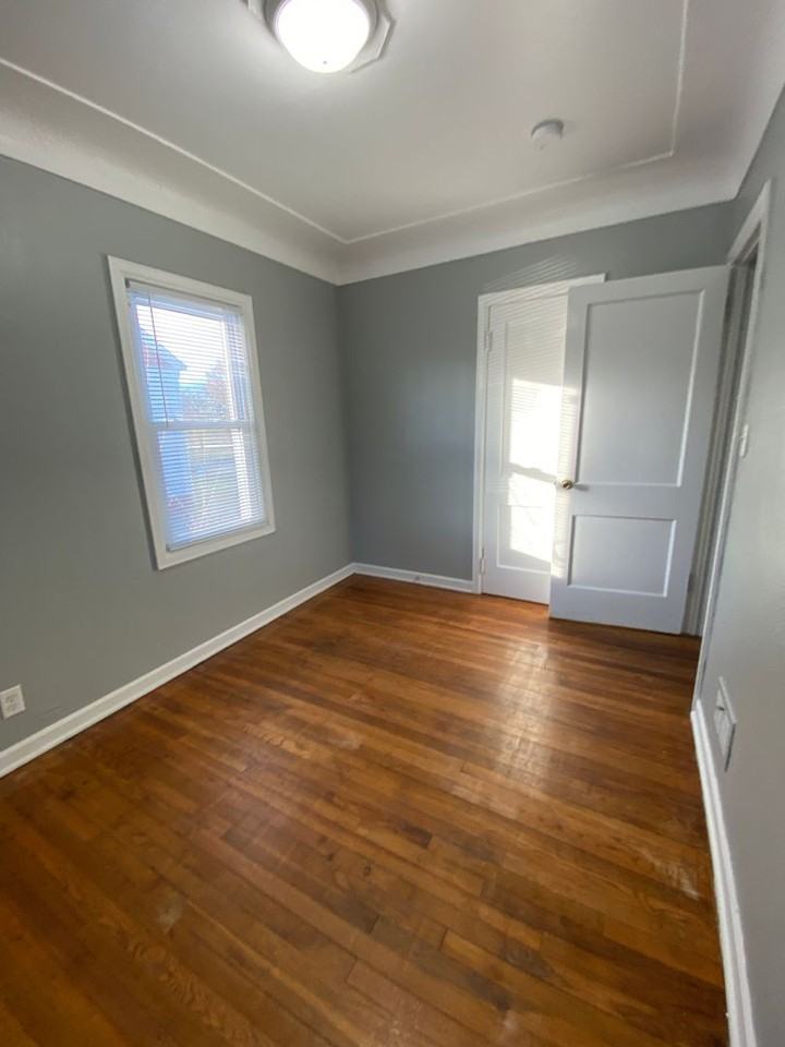 430 Lester St - Photo 4 of 9