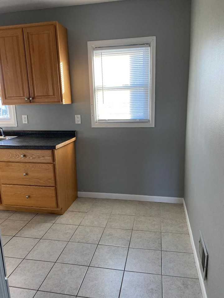 430 Lester St - Photo 6 of 9