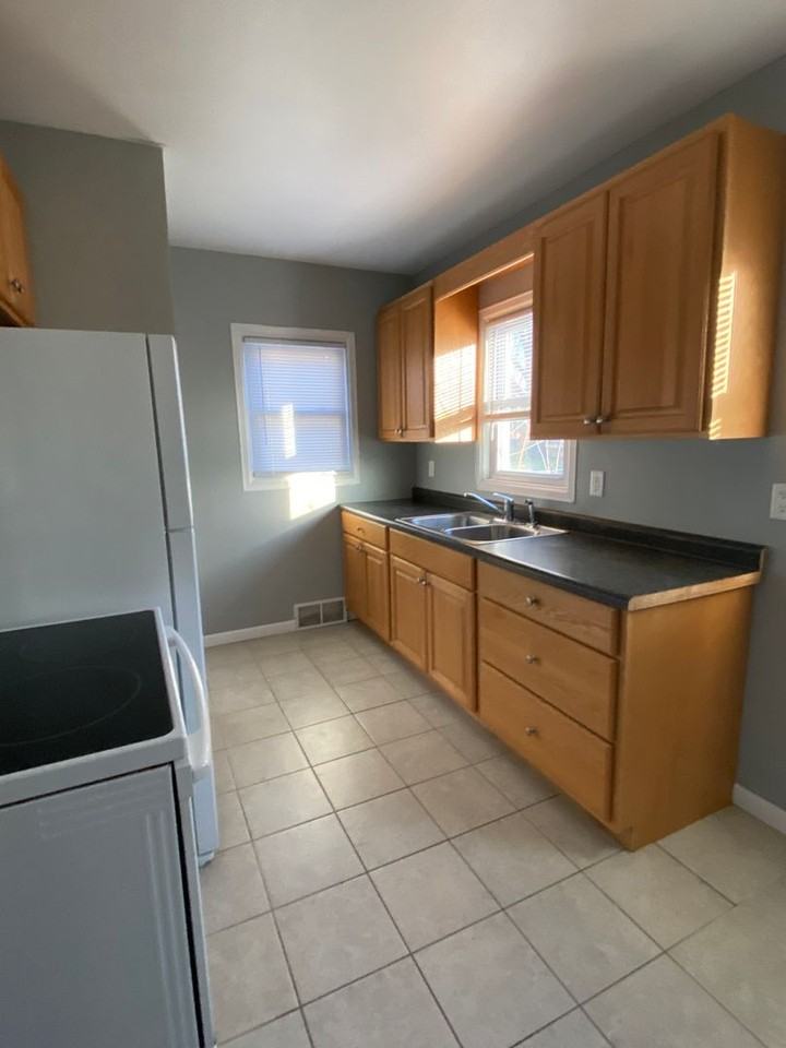 430 Lester St - Photo 7 of 9