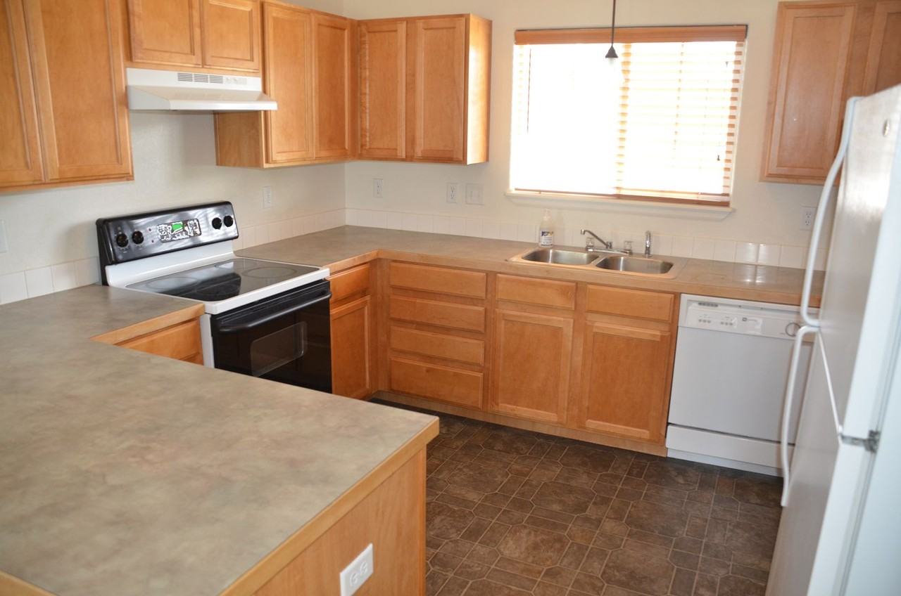 2475 Ashland Ln - Photo 3 of 13