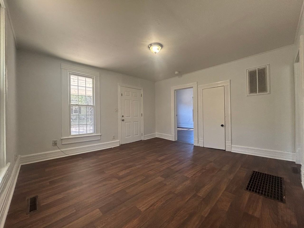 921 W Harrison St - Photo 2 of 10
