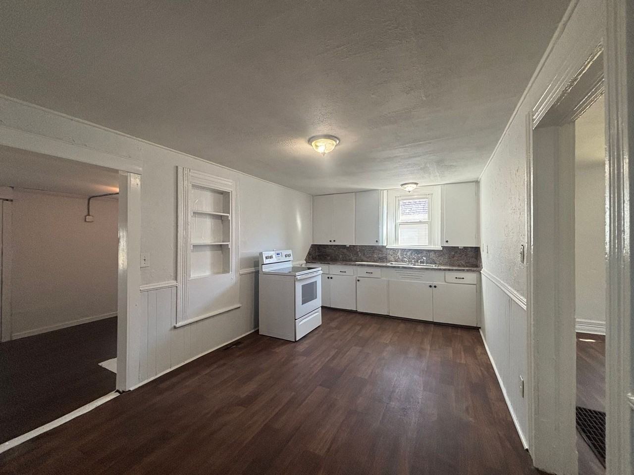 921 W Harrison St - Photo 3 of 10