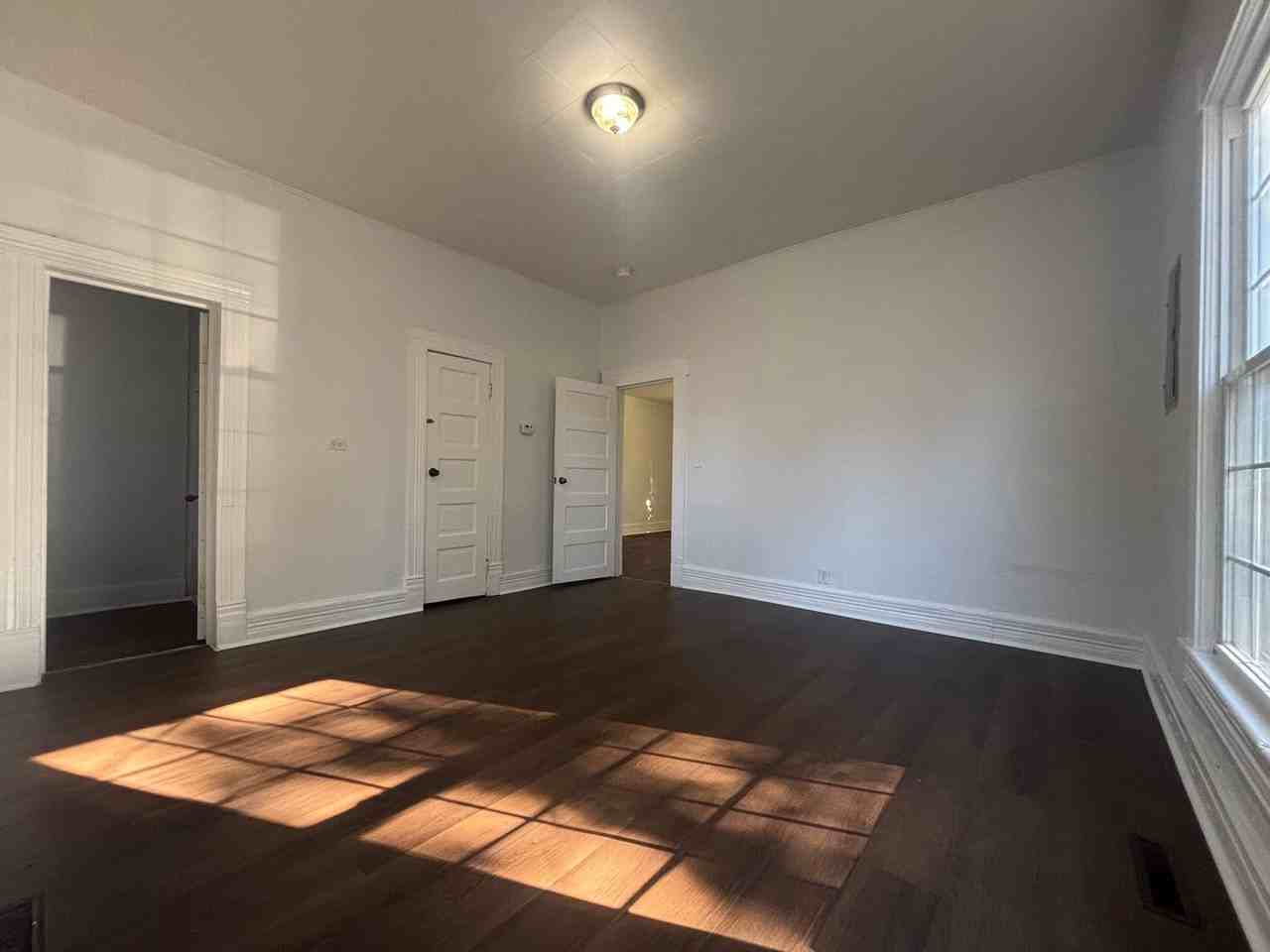921 W Harrison St - Photo 4 of 10