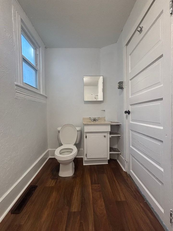921 W Harrison St - Photo 5 of 10
