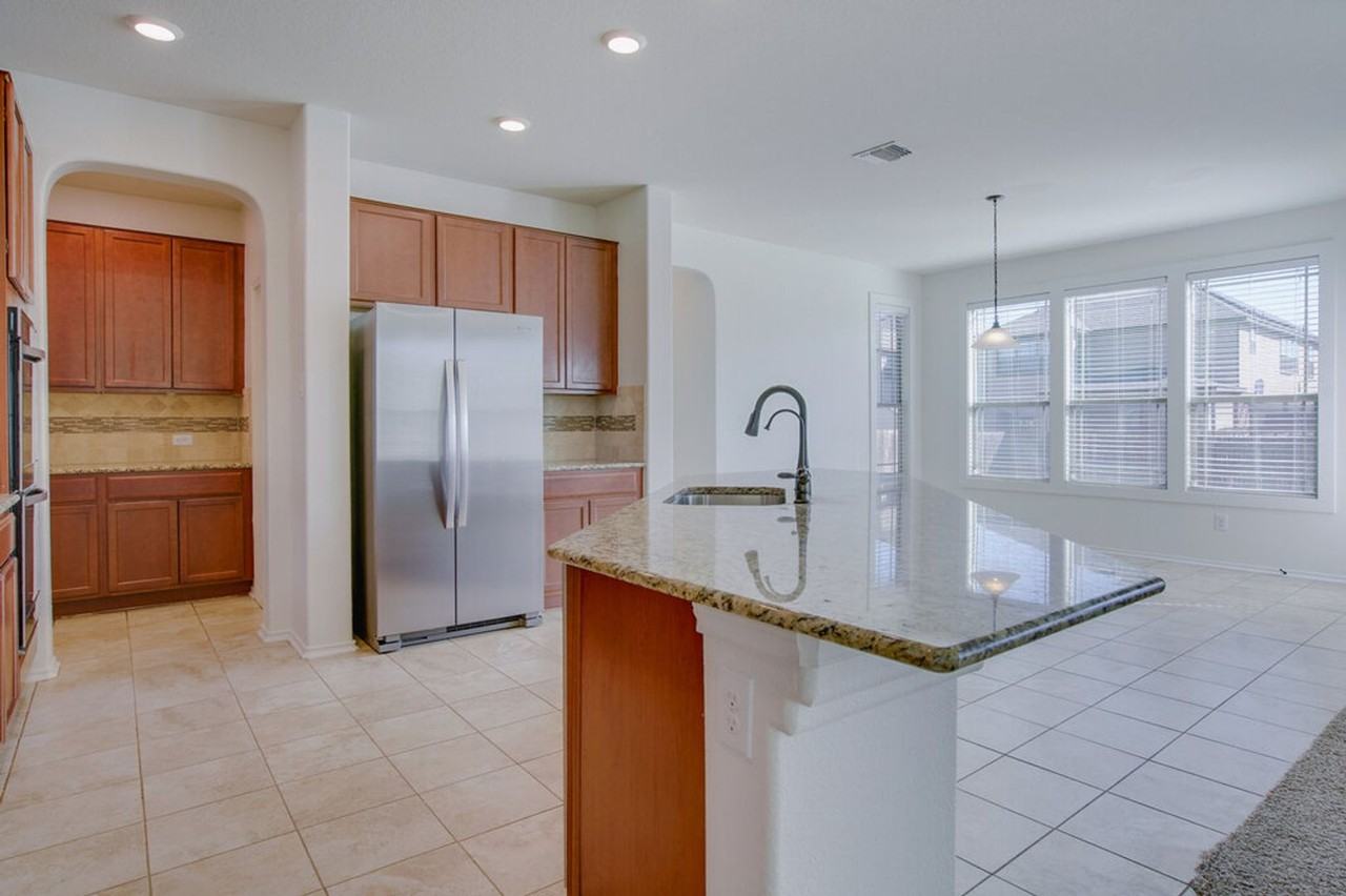 343 Alamosa Dr - Photo 4 of 18