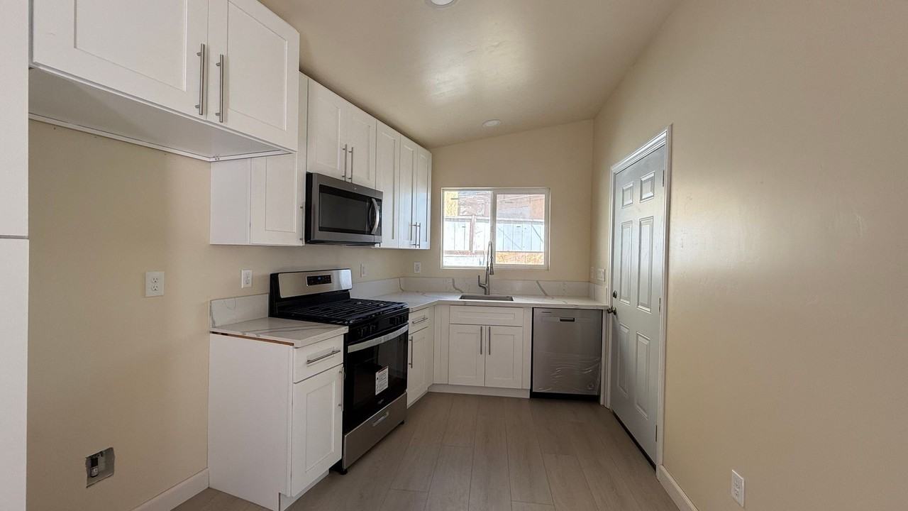 2250 Haniman Dr - Photo 2 of 21