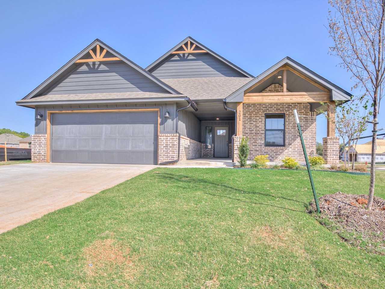 201 Juniper Cir - Photo 2 of 34