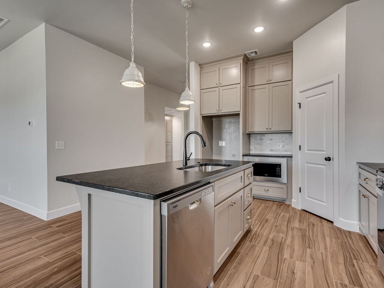 201 Juniper Cir - Photo 7 of 34