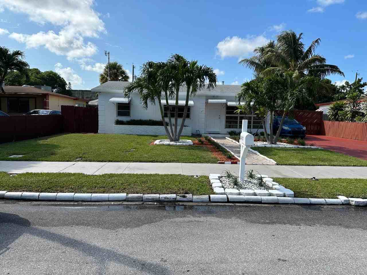 1417 Tropical Dr - Photo 3 of 6