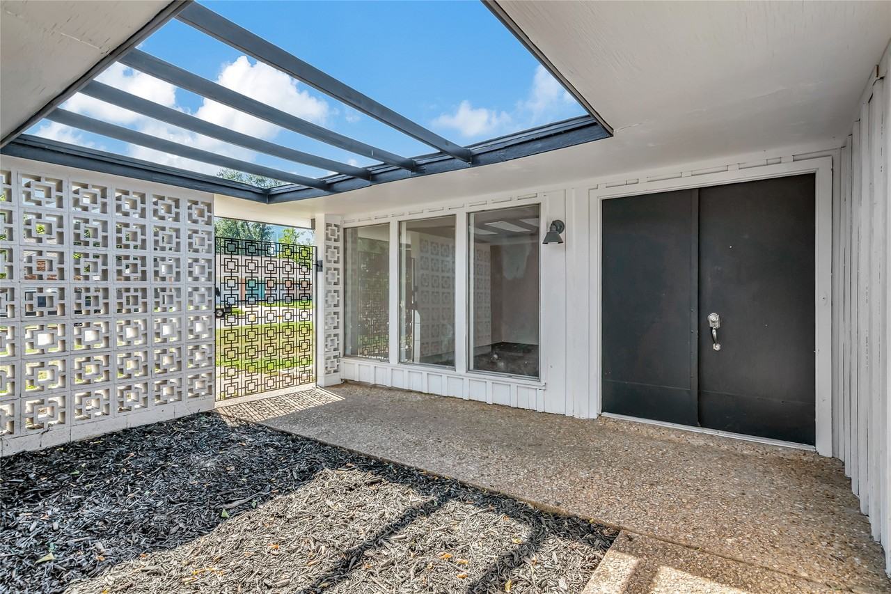 808 Raintree Rd - Photo 3 of 33