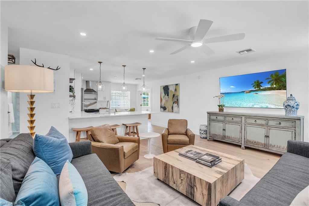 1246 Royal Palm Dr - Photo 3 of 17