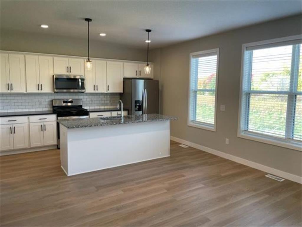 11410 51st St Ne - Photo 2 of 10