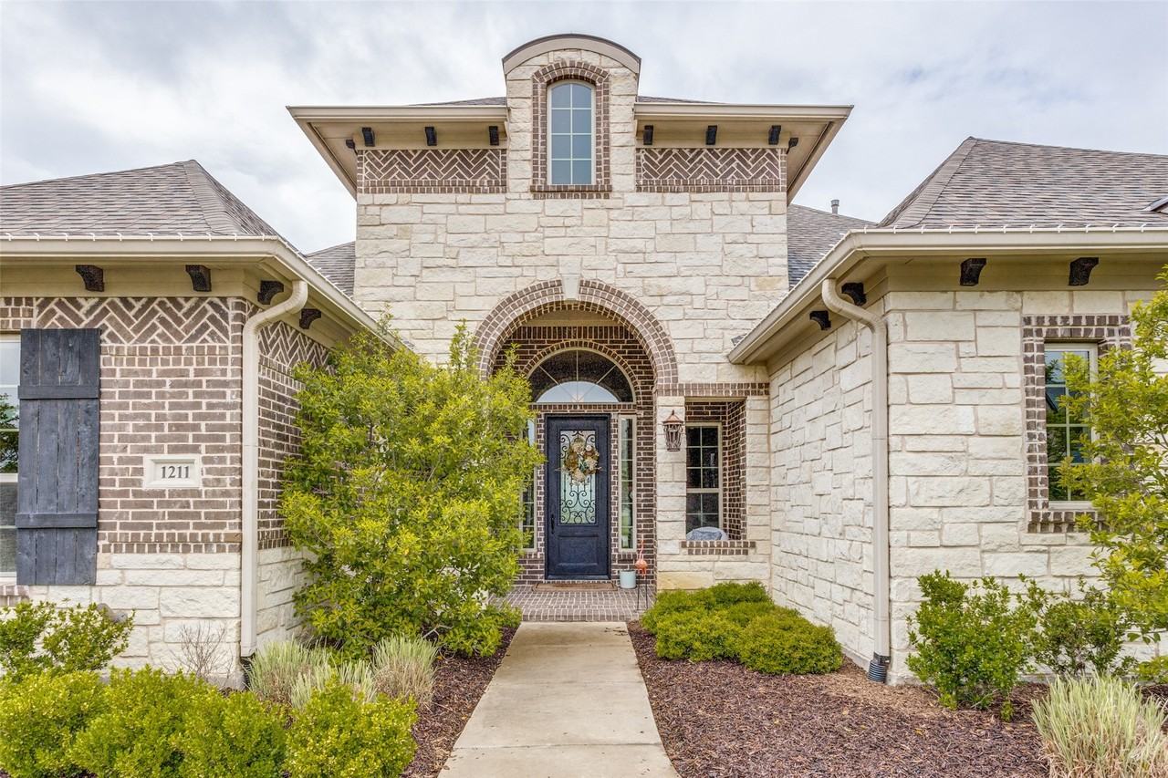 1211 Logan Trl - Photo 3 of 40