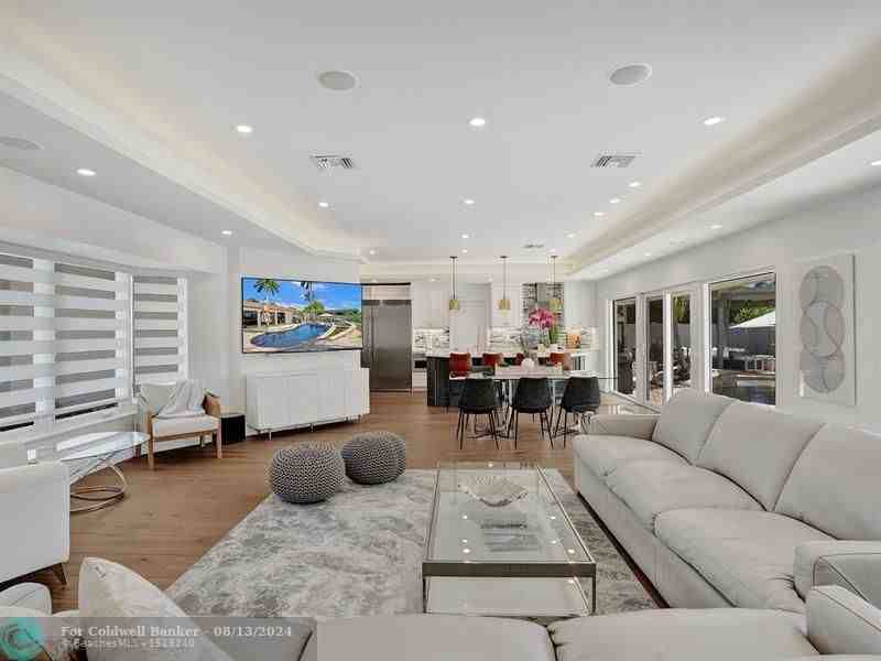 2590 Ne 43rd St - Photo 2 of 36