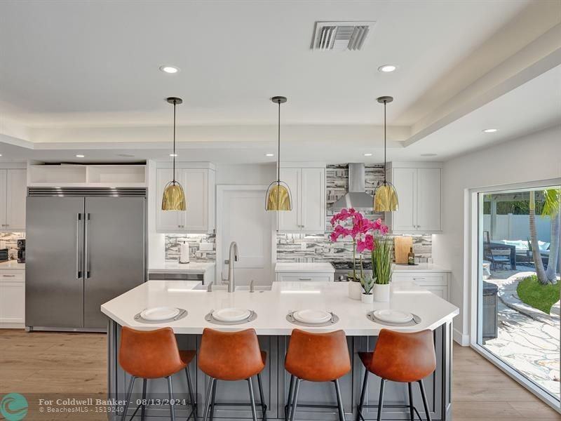 2590 Ne 43rd St - Photo 3 of 36