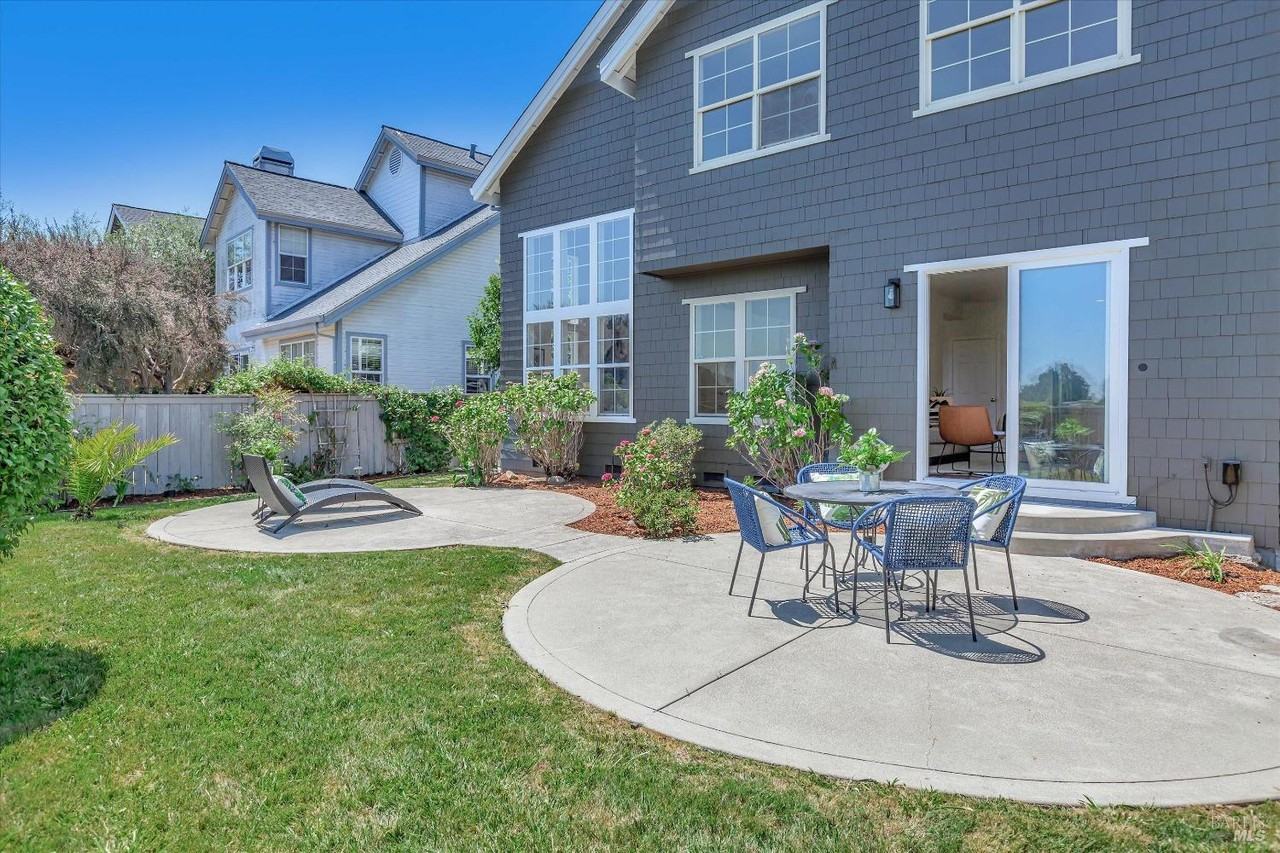 252 Waterside Cir - Photo 2 of 32