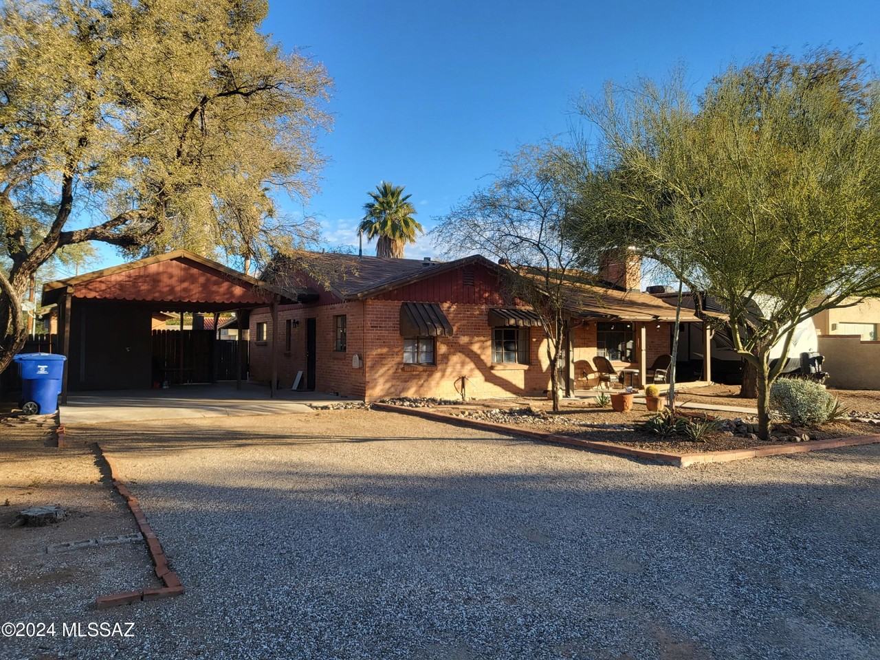 2701 E Blacklidge Dr - Photo 2 of 16
