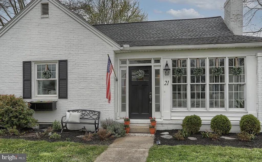 21 W Governor Rd - Photo 3 of 39