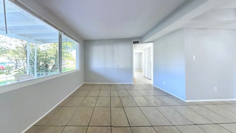 10548 112th Ave - Photo 4 of 35