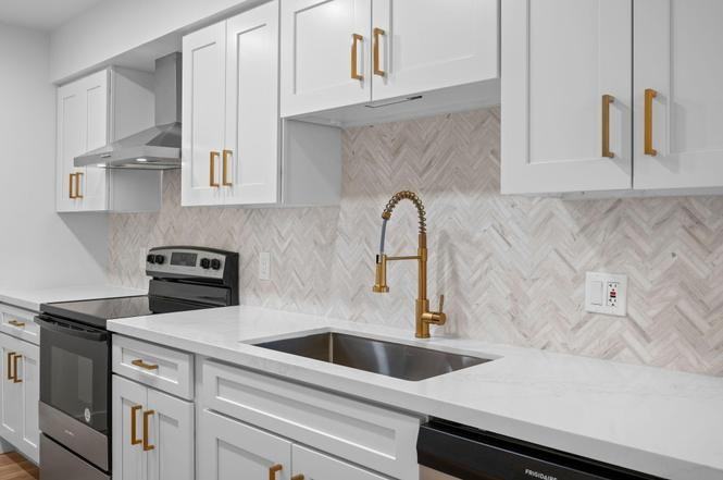 353 N Hermosa Dr - Photo 2 of 10